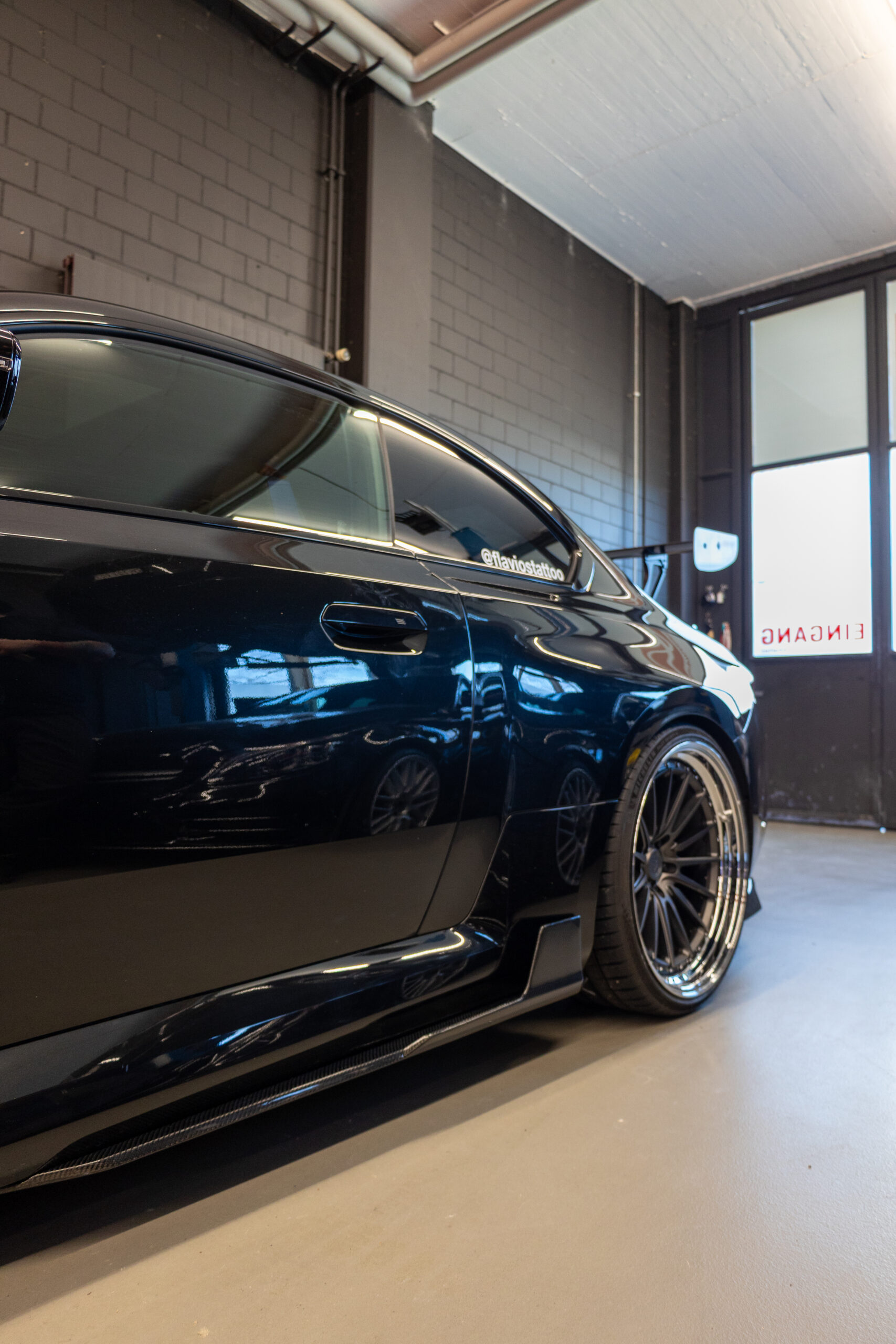 Schwarzes Auto in einer Garage