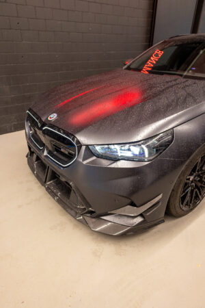 Mattgraues Auto mit roten Lichtern und Regentropfen