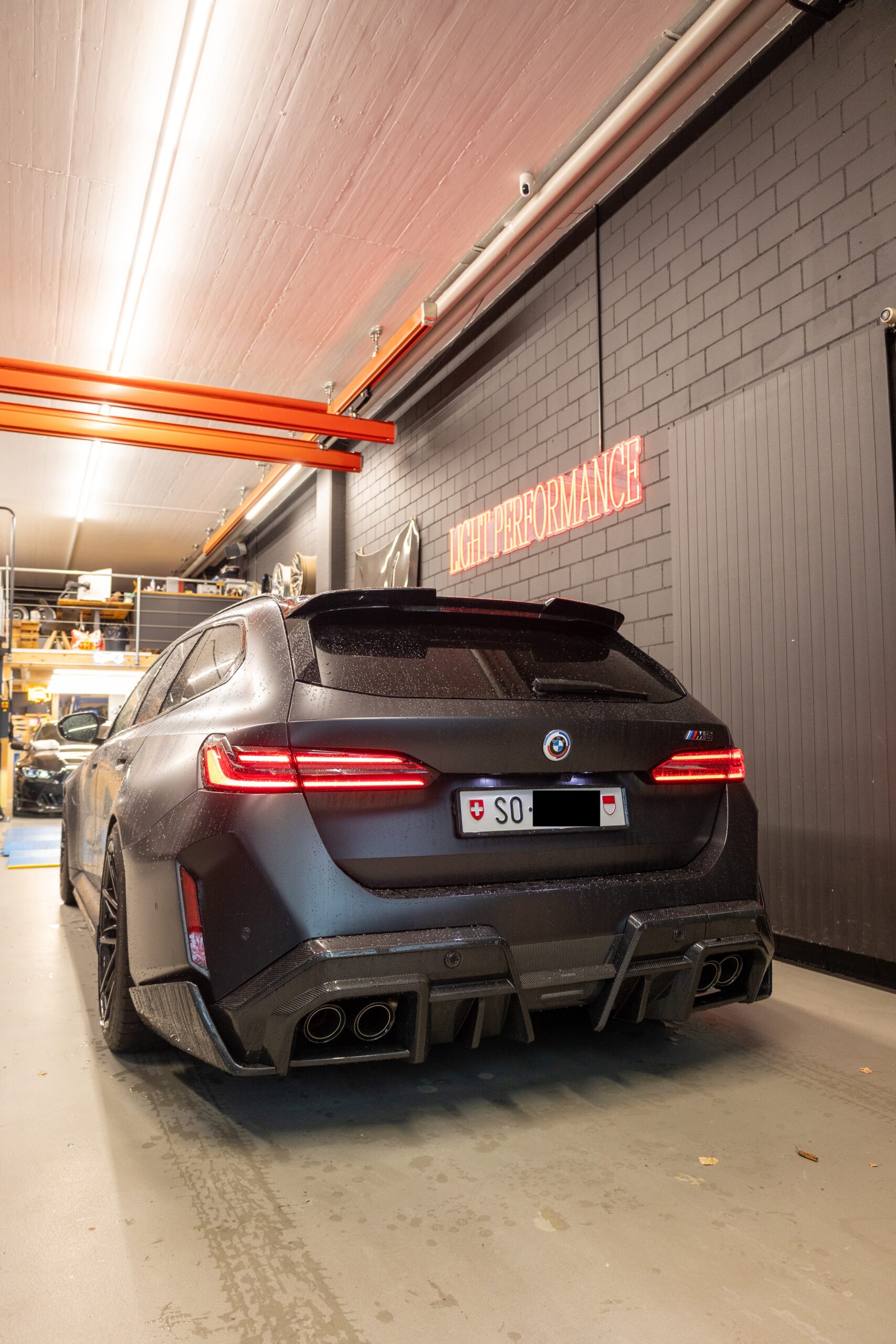 Schwarzes Auto in Garage von hinten gesehen