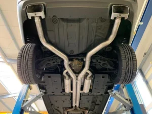 Unterseite eines Autos auf einer Hebebühne
