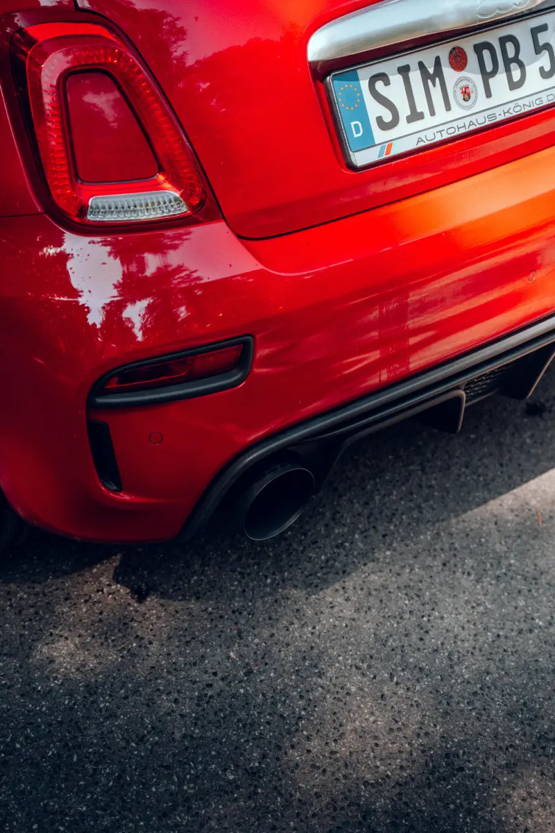 Rotes Auto Rückansicht mit Auspuff