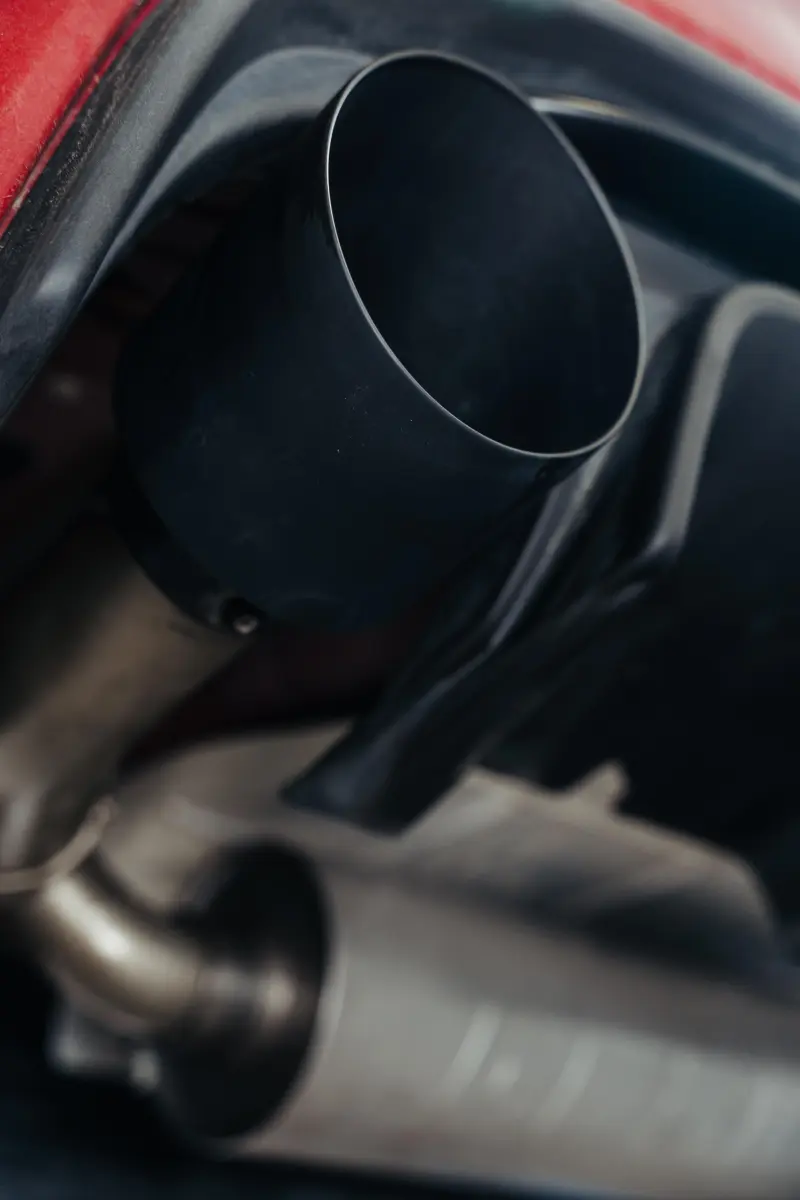 Nahaufnahme eines Autoauspuffs, graues Rohr.