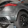 Graues Auto auf Hebebühne in Werkstatt
