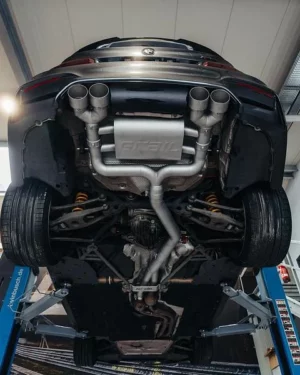 Auspuffanlage eines Autos auf einer Hebebühne