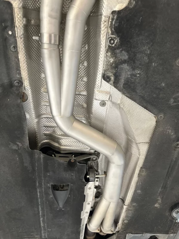Unterseite eines Autos mit Auspuffsystem