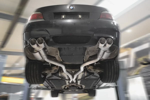 Unterseite eines Autos mit Auspuffanlage