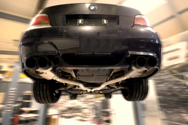 Autoauspuff von unten in Werkstattansicht