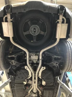 Unterseite eines Autos mit Auspuffanlage.