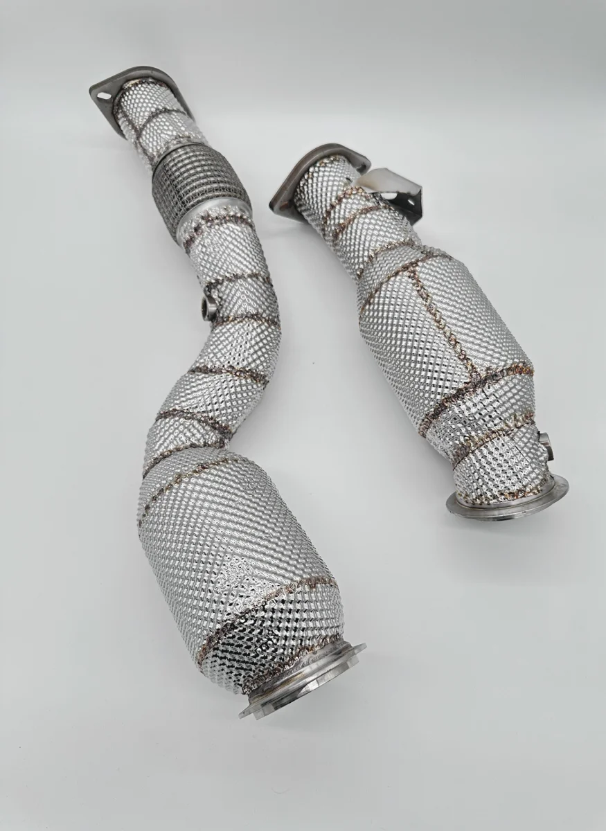 Zwei Edelstahl-Auspuffrohre auf weißem Hintergrund