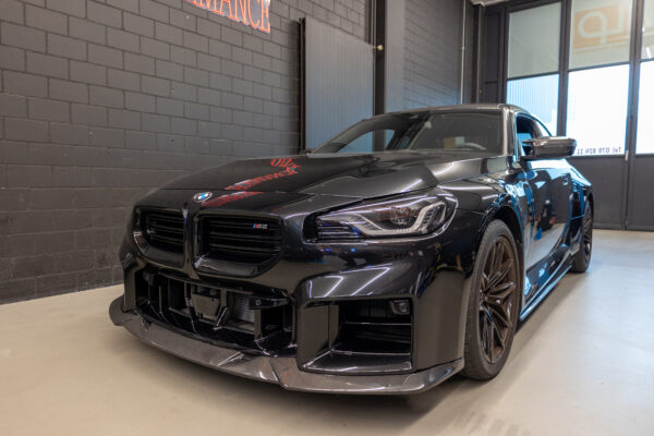 Schwarzes Auto in Garage. Vorderansicht.