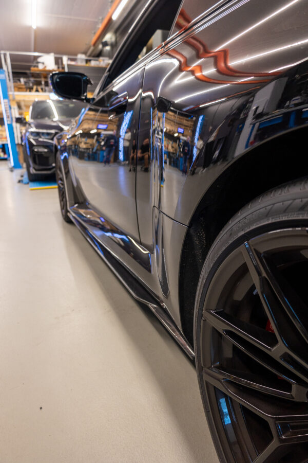 Nahaufnahme eines schwarzen Autos in der Werkstatt
